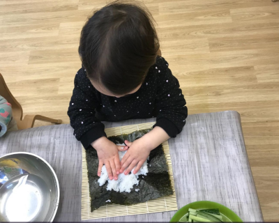 nursery-children-making-sushi